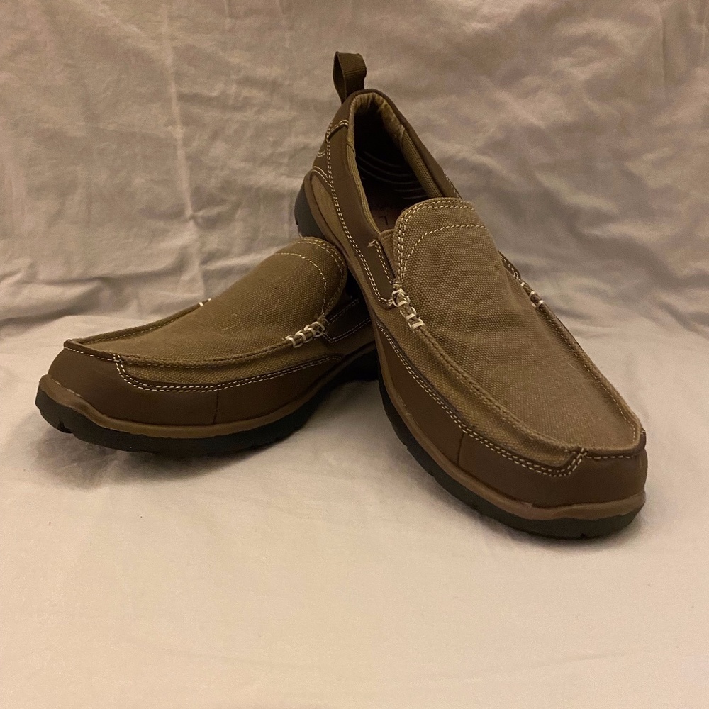 Men's casual loafer. Size 7.